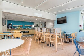 Petit déjeuner buffet (9.9 EUR par personne)
