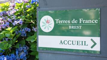 Een bord met 'Terres de France Brest' en een pijl naar rechts, ter aanduiding van de ingang.