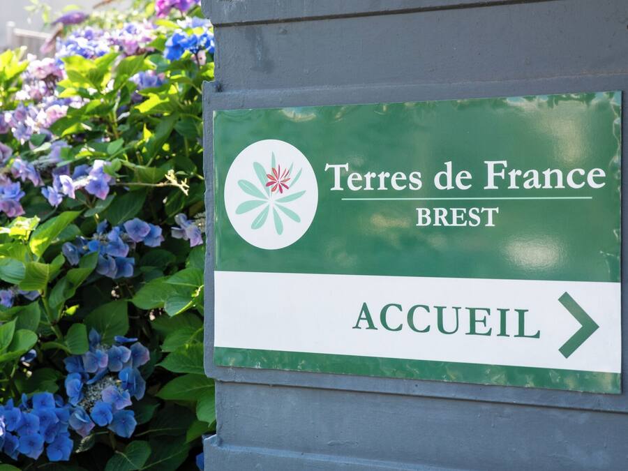 Placa indicando 'Terres de France Brest' com uma seta apontando para a direita, mostrando o caminho para a entrada.