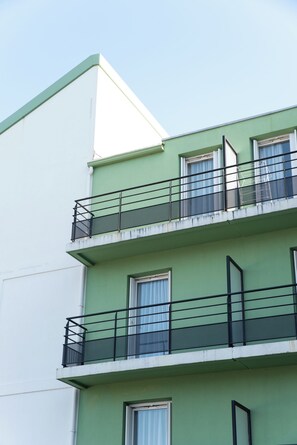Een gebouw met meerdere verdiepingen, balkons en ramen.