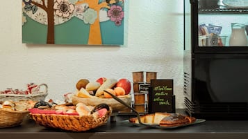 Se ofrece un desayuno bufé (10 EUR por persona)