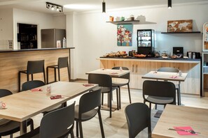 Desayuno buffet diario (EUR 10 por persona)