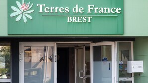 Un escaparate con un letrero verde que dice 'Terres de France BREST'.