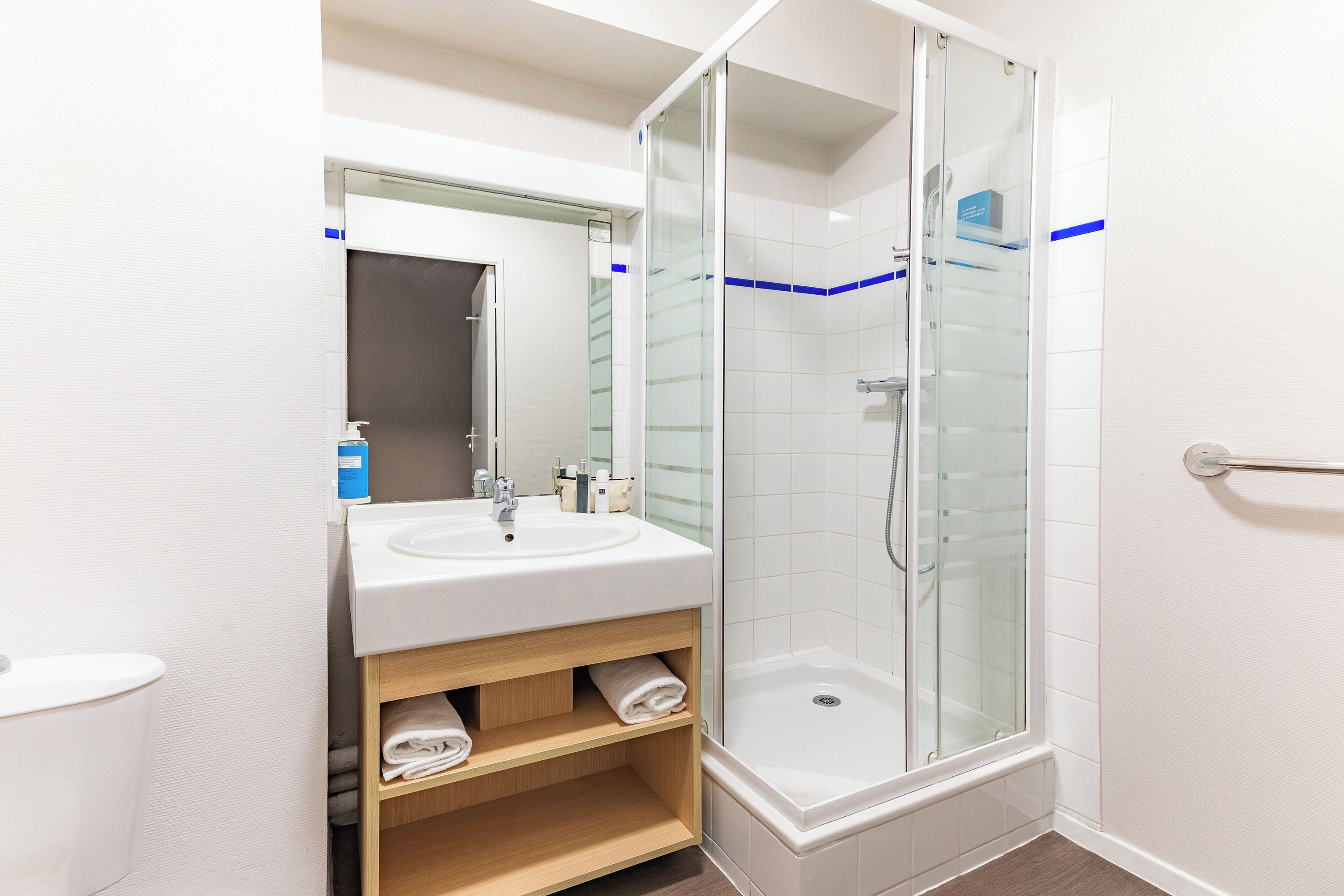 Studio double | Salle de bain | Douche, sèche-cheveux, serviettes fournies, savon