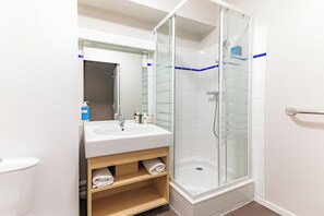 Double Studio | Bathroom | Shower, hair dryer, towels, soap