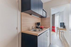 Studio double | Cuisine privée | Réfrigérateur, micro-ondes, plaque de cuisson, cafetière/bouilloire