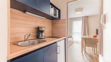 Superior Apartment | Private kitchen | Fridge, microwave, stovetop, coffee/tea maker