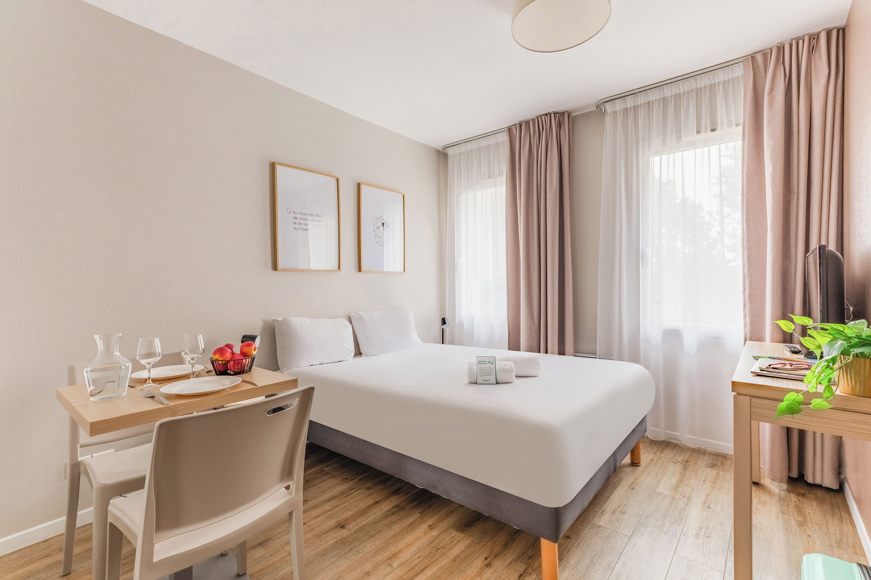 Escritorio, tabla de planchar con plancha y wifi gratis 