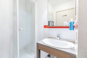 Estúdio | Banheiro | Chuveiro, toalhas de banho, sabonete, shampoo