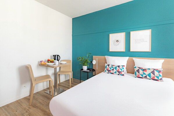 Desk, blackout drapes, soundproofing, iron/ironing board - Appart'City Classic Paris La Villette (Paris)