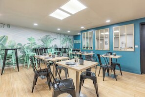 Tägliches Frühstücksbuffet (9.9 EUR pro Person)