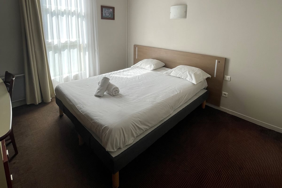 Monolocale, 1 letto matrimoniale | Una scrivania, ferro/asse da stiro, Wi-Fi gratuito, lenzuola