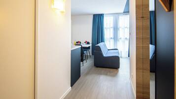 Premium studio suite, meerdere bedden | Woonruimte | Een flatscreentelevisie