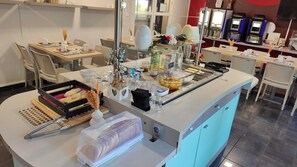 Dagelijks ontbijtbuffet (EUR 9.9 per persoon)