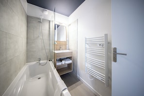 Bañera, secador de pelo, toallas, jabón