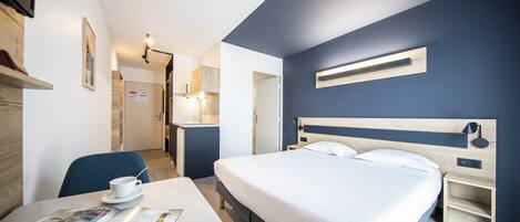 Premium Studio, 1 Double Bed | Desk, iron/ironing board, free WiFi, bed sheets