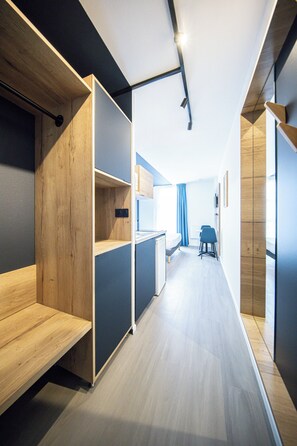 Escritorio, tabla de planchar con plancha, wifi gratis y ropa de cama 