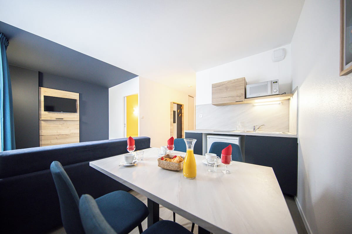 Suite Studio Premium, plusieurs lits | Coin séjour