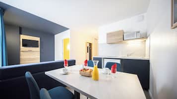 Premium-studiosviitti, useita sänkyjä | Oleskelualue | Taulutelevisio