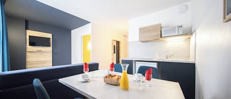 Premium Studio Suite, Multiple Beds | Living area