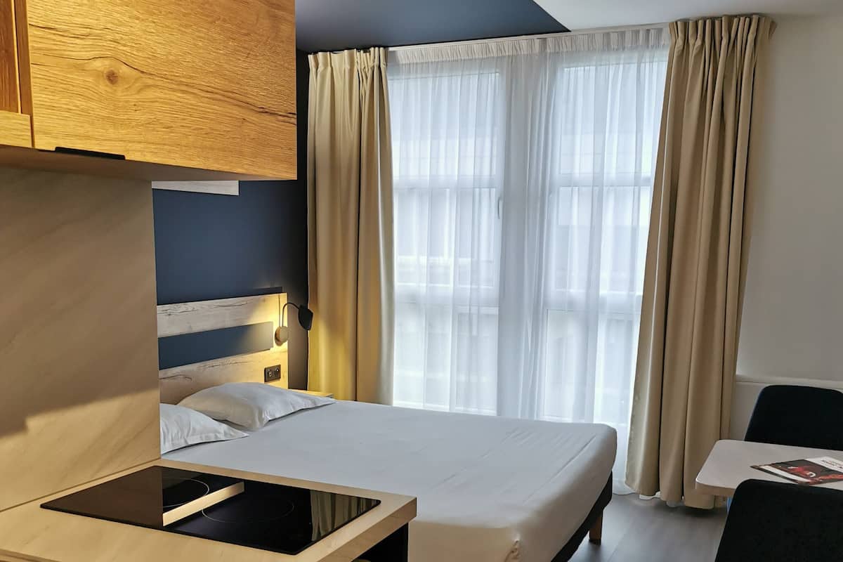 Premium Studio, 1 Double Bed | Desk, iron/ironing board, free WiFi, bed sheets