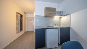 Premium-studiosviitti, useita sänkyjä | Yksityinen keittiö | Jääkaappi, mikroaaltouuni, liesi, kahvin-/teenkeitin