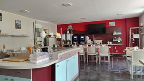 Desayuno buffet diario (EUR 9.9 por persona)