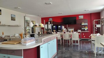 Se ofrece un desayuno bufé todos los días (por un coste adicional)