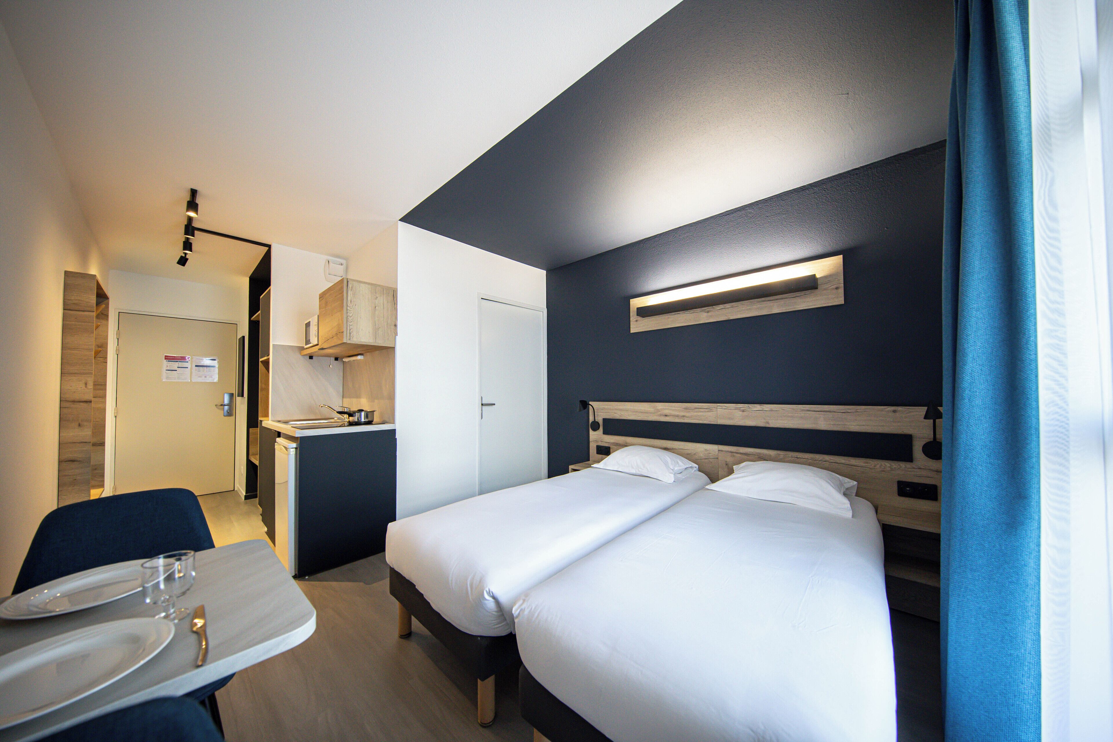 Escritorio, tabla de planchar con plancha, wifi gratis y ropa de cama 