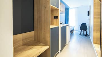 Refrigerador, microondas, placa de cocina, cafetera/tetera