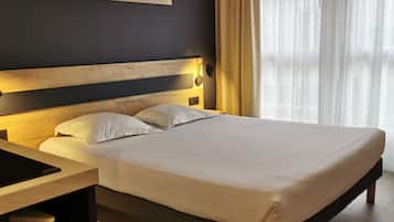 Bureau, fer et planche Ă repasser, Wi-Fi gratuit, draps fournis