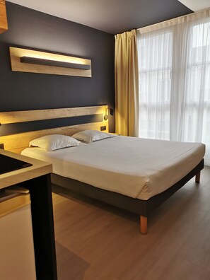 Premium Studio, 1 Double Bed | Desk, iron/ironing board, free WiFi, bed sheets