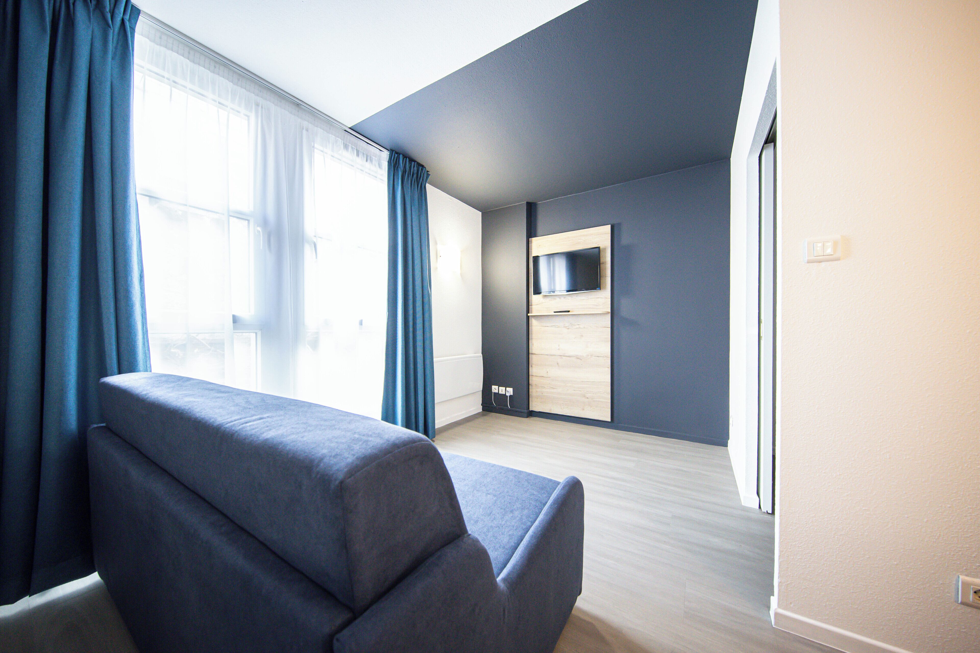 Premium studio suite, Meerdere bedden | Woonruimte | Flatscreentelevisie