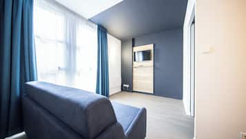 Premium studio suite, Meerdere bedden | Woonruimte | Flatscreentelevisie