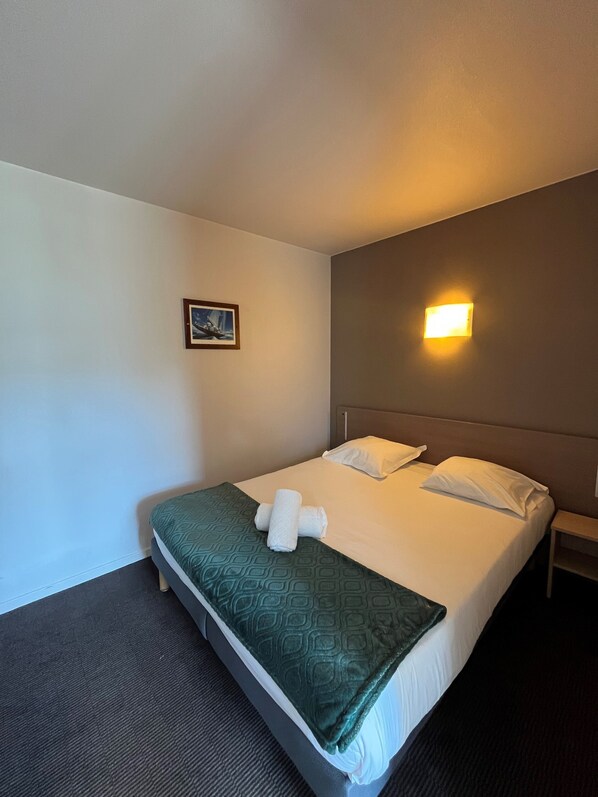 Appartement, 1 slaapkamer | Een bureau, een strijkplank/strijkijzer, gratis wifi, beddengoed