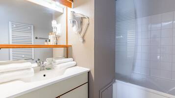 Badewanne, Haartrockner, Handtücher, Seife