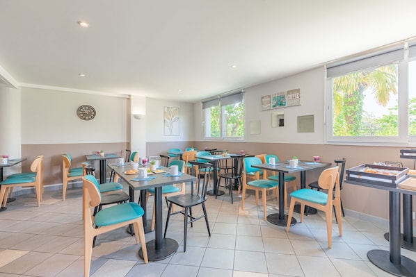 Buffet déjeuner (9.9 EUR par personne)