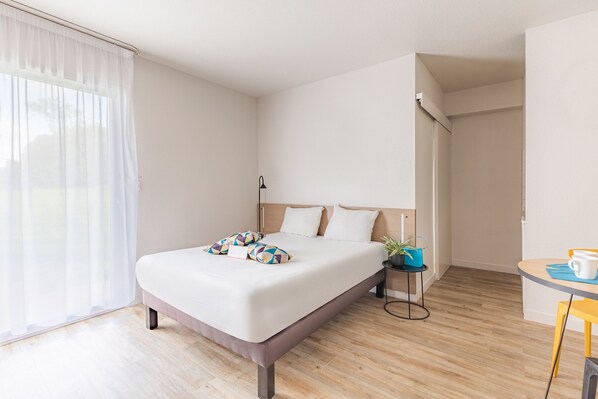 Studio double | Bureau, fer et planche à repasser, lits bébé (gratuits), Wi-Fi gratuit