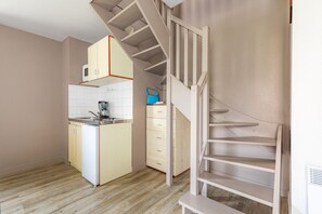Standard Apartment | Private kitchen | Fridge, microwave, stovetop, coffee/tea maker - Appart'City Classic Rennes Ouest (Rennes)