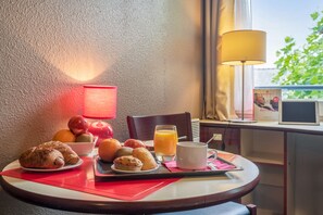 Superior Apartment | Living area | Flat-screen TV - Appart'City Classic Saint Nazaire Centre (Saint-Nazaire)