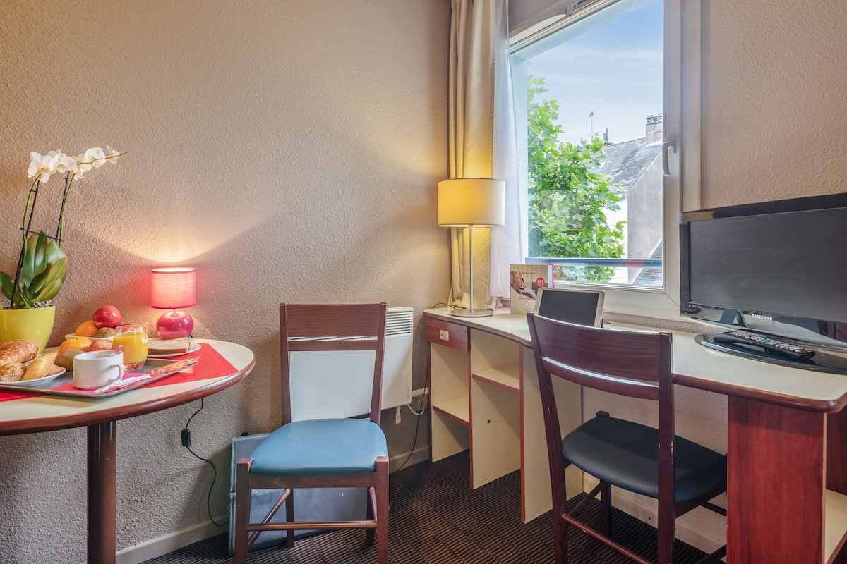 Superior Apartment | Desk, iron/ironing board, free cribs/infant beds, free WiFi