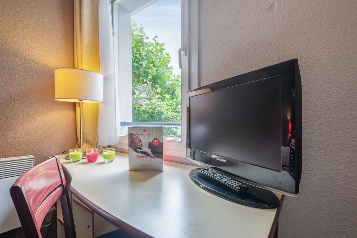 Skrivebord, strygejern/strygebræt, gratis baby-/barnesenge, gratis Wi-Fi