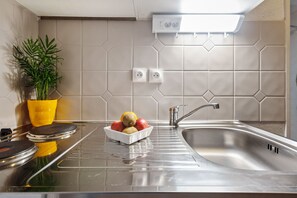 Fridge, microwave, stovetop, dishwasher