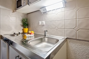 Private kitchen - Appart'City Classic Saint Nazaire Centre (Saint-Nazaire)