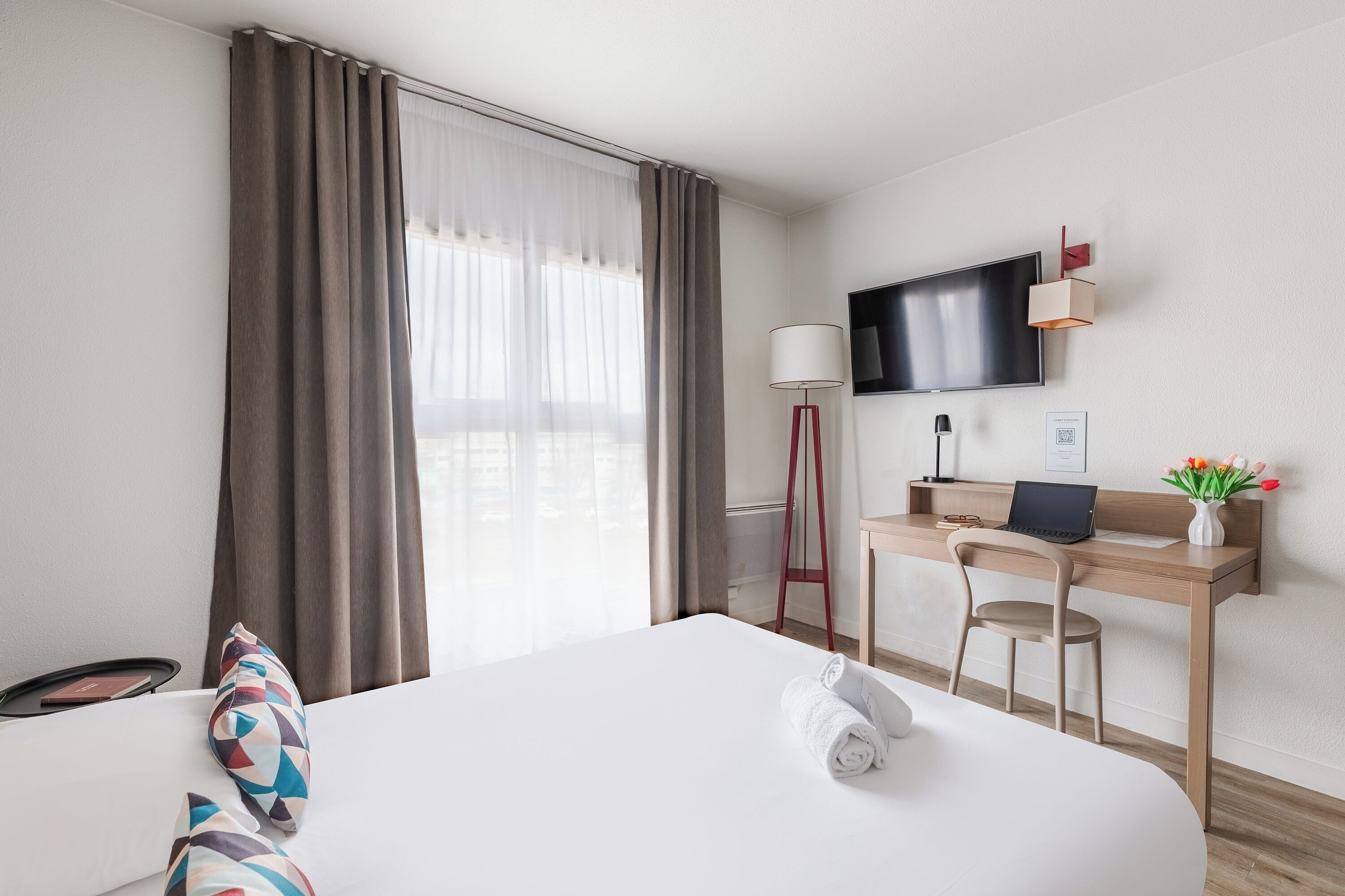 Bureau, rideaux occultants, chambres insonorisées