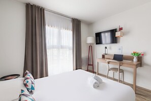 Executive-Studio | Schreibtisch, Verdunkelungsvorhänge, schallisolierte Zimmer