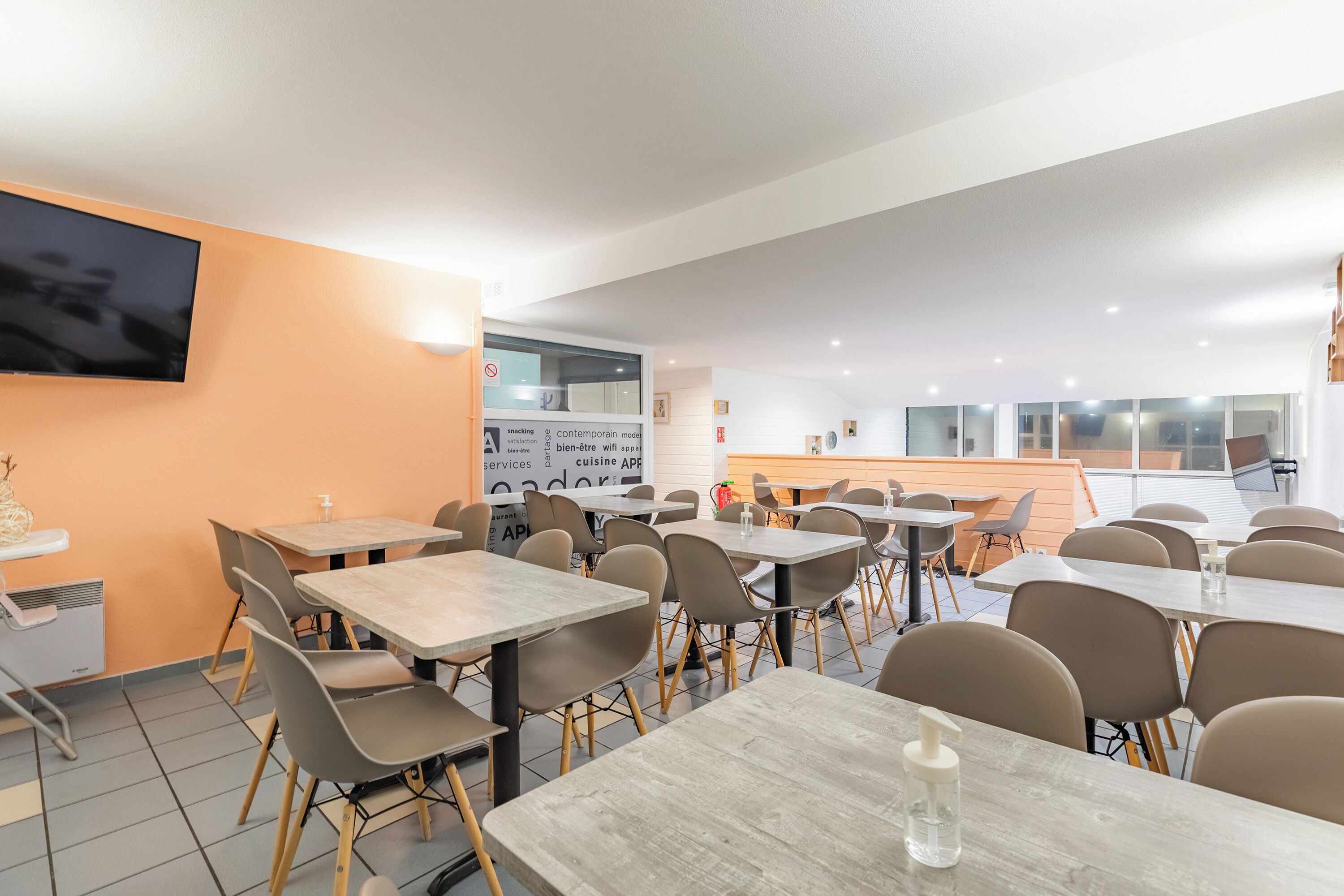 每日供应自助式早餐（每人 EUR 9.9）