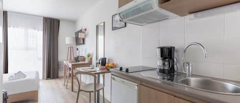 Studio Exécutif | Cuisine privée | Réfrigérateur, micro-ondes, plaque de cuisson, cafetiÚre/bouilloire