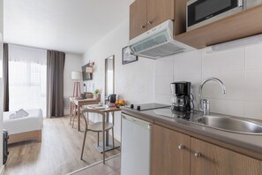 Executive Studio | Private kitchen | Fridge, microwave, stovetop, coffee/tea maker - Appart'city Classic Lyon Part Dieu Villette (Lyon)