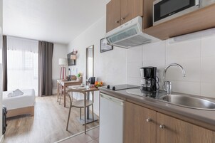 Executive Studio | Private kitchen | Fridge, microwave, stovetop, coffee/tea maker